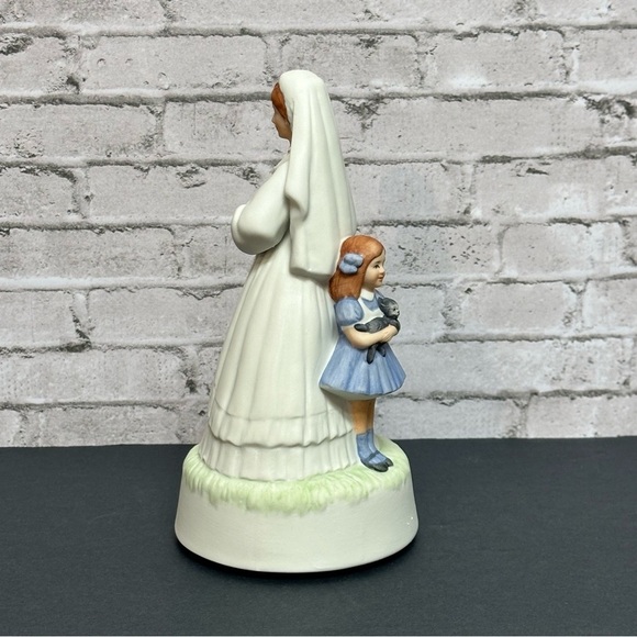 THE BRIDE 1985 International Gallery of Art Figurine Music Box w Girl Behind Her - Picture 7 of 13